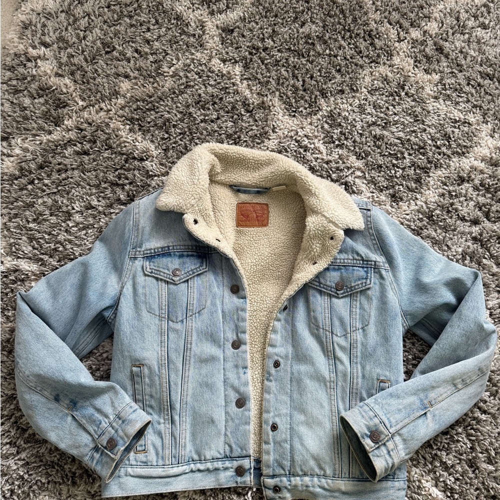 Levi's Light Blue Jean Jacket with Cream Sherpa Lining